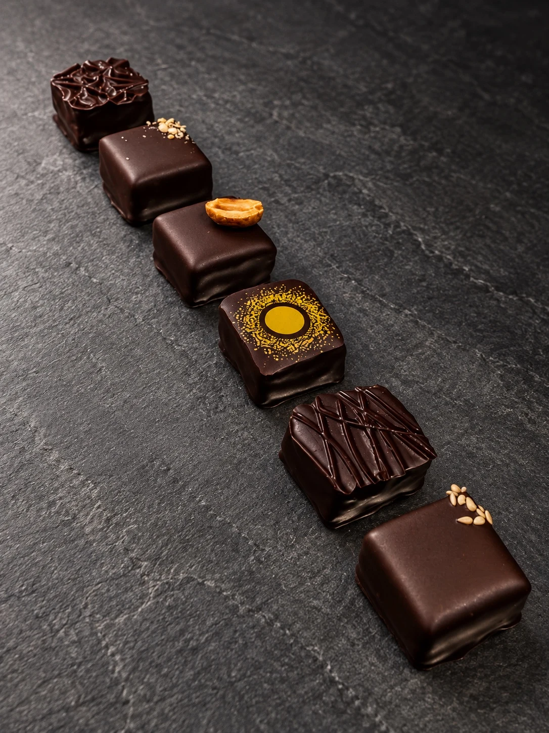 Bonbons de chocolat noir — finitions et décors — Sébastien Cantrelle